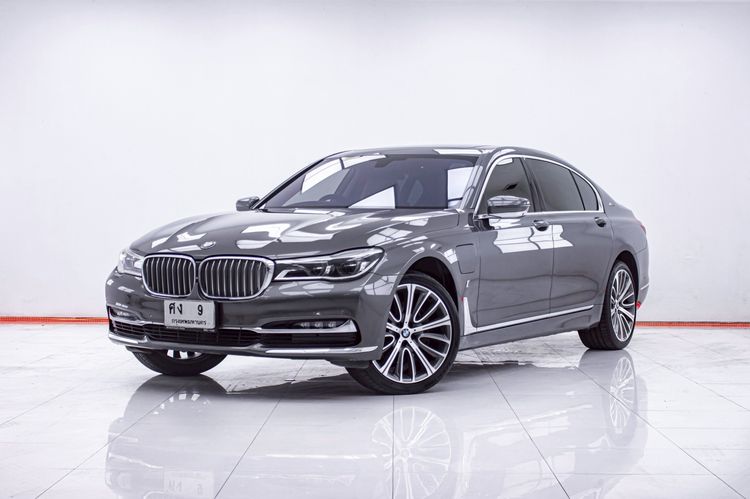 รถ BMW Series 7 740Le สี เทา