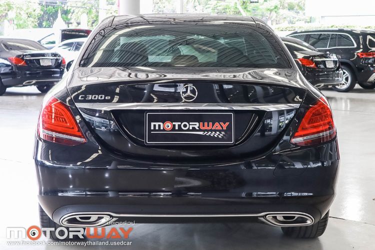 Mercedes-Benz C-Class 2024 C300 Sedan ปลั๊กอินไฮบริด (PHEV) เกียร์อัตโนมัติ ดำ รูปที่ 4