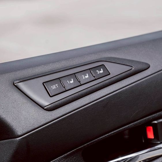 Toyota Alphard 2018 2.5 HEV Luxury E-Four เบนซิน ขาว รูปที่ 2