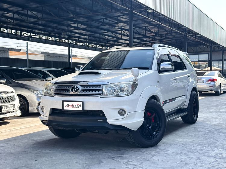 รถ Toyota Fortuner 3.0 TRD Sportivo 4WD สี ขาว