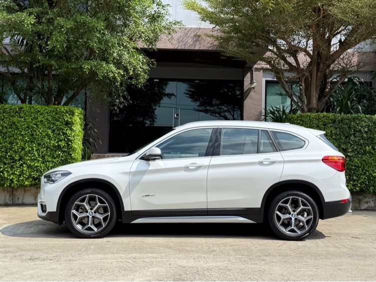 BMW X1 2018 2.0 sDrive18i Utility-car เบนซิน ไม่ติดแก๊ส เกียร์อัตโนมัติ ขาว รูปที่ 4