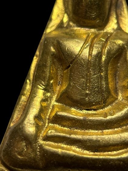 พระนางพญาเนื้อเปียกทอง หลังจานยันต์ รูปที่ 4