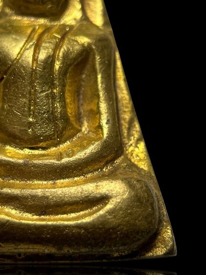 พระนางพญาเนื้อเปียกทอง หลังจานยันต์ รูปที่ 5