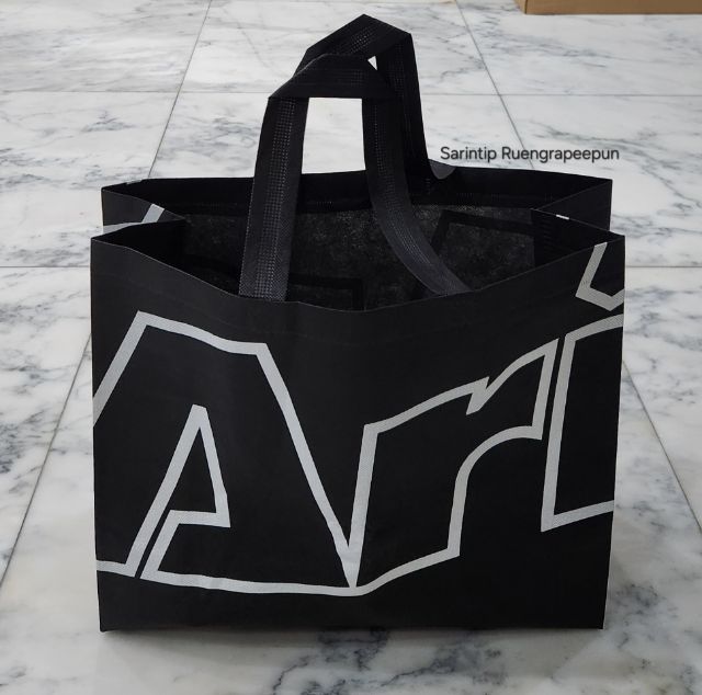 ARI OUTLINE SPUNBOND BAG ถุงผ้าอเนกประสงค์ สีดำอาริโลโก้แบบเส้นขอบขาว จาก Ari Shop ขนาดใหญ่ 40×33.5×15 ซม.(16"×13"×6")