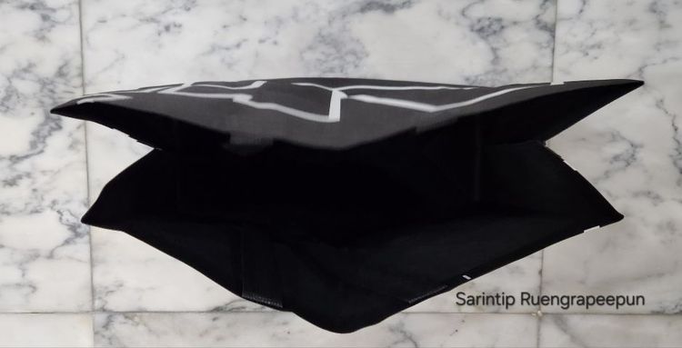 ARI OUTLINE SPUNBOND BAG ถุงผ้าอเนกประสงค์ สีดำอาริโลโก้แบบเส้นขอบขาว จาก Ari Shop ขนาดใหญ่ 40×33.5×15 ซม.(16"×13"×6")  รูปที่ 5