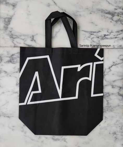 ARI OUTLINE SPUNBOND BAG ถุงผ้าอเนกประสงค์ สีดำอาริโลโก้แบบเส้นขอบขาว จาก Ari Shop ขนาดใหญ่ 40×33.5×15 ซม.(16"×13"×6")  รูปที่ 7