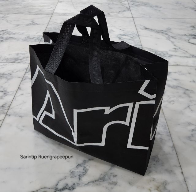 ARI OUTLINE SPUNBOND BAG ถุงผ้าอเนกประสงค์ สีดำอาริโลโก้แบบเส้นขอบขาว จาก Ari Shop ขนาดใหญ่ 40×33.5×15 ซม.(16"×13"×6")  รูปที่ 2