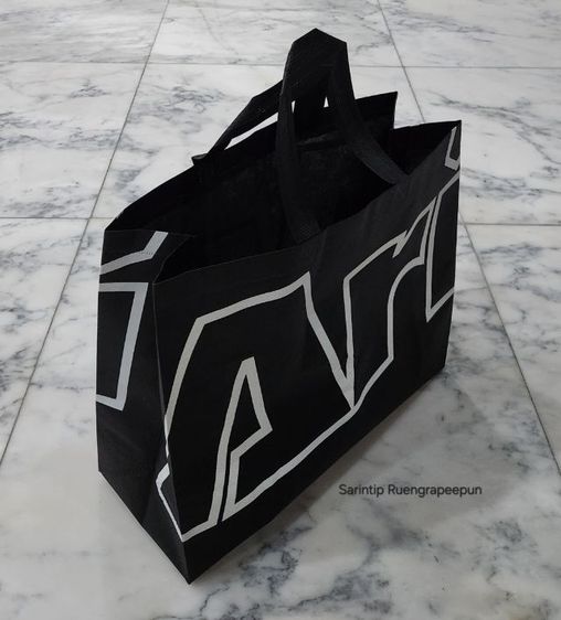 ARI OUTLINE SPUNBOND BAG ถุงผ้าอเนกประสงค์ สีดำอาริโลโก้แบบเส้นขอบขาว จาก Ari Shop ขนาดใหญ่ 40×33.5×15 ซม.(16"×13"×6")  รูปที่ 4