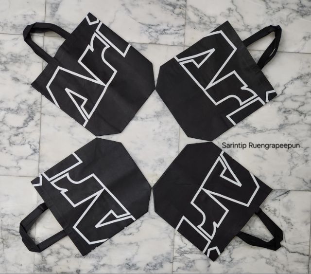 ARI OUTLINE SPUNBOND BAG ถุงผ้าอเนกประสงค์ สีดำอาริโลโก้แบบเส้นขอบขาว จาก Ari Shop ขนาดใหญ่ 40×33.5×15 ซม.(16"×13"×6")  รูปที่ 10