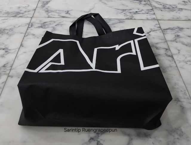 ARI OUTLINE SPUNBOND BAG ถุงผ้าอเนกประสงค์ สีดำอาริโลโก้แบบเส้นขอบขาว จาก Ari Shop ขนาดใหญ่ 40×33.5×15 ซม.(16"×13"×6")  รูปที่ 6