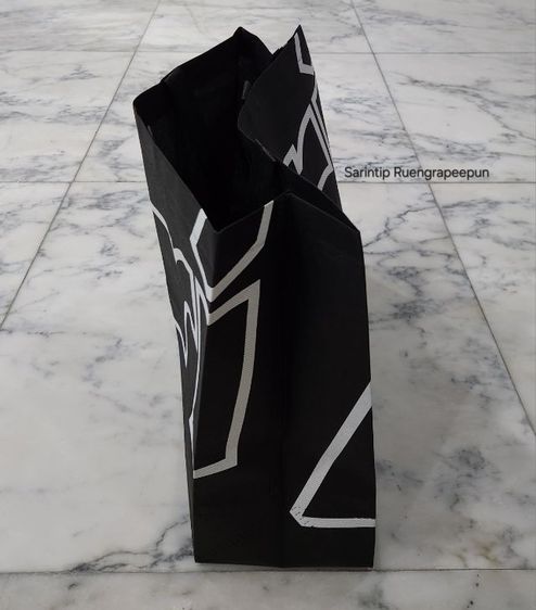 ARI OUTLINE SPUNBOND BAG ถุงผ้าอเนกประสงค์ สีดำอาริโลโก้แบบเส้นขอบขาว จาก Ari Shop ขนาดใหญ่ 40×33.5×15 ซม.(16"×13"×6")  รูปที่ 3