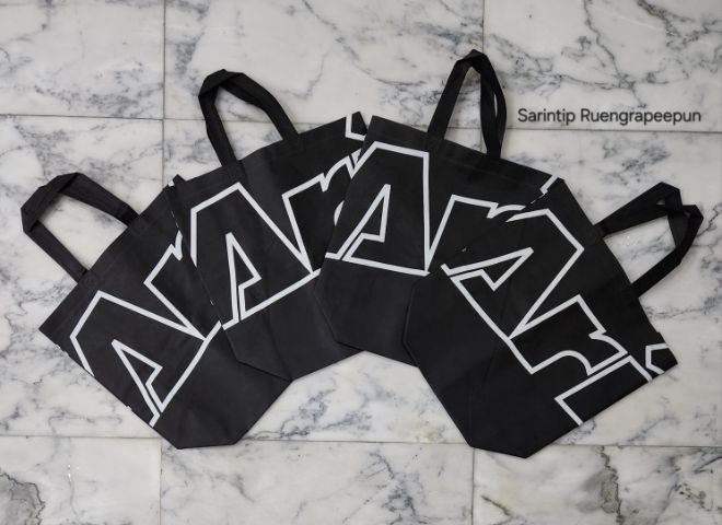 ARI OUTLINE SPUNBOND BAG ถุงผ้าอเนกประสงค์ สีดำอาริโลโก้แบบเส้นขอบขาว จาก Ari Shop ขนาดใหญ่ 40×33.5×15 ซม.(16"×13"×6")  รูปที่ 11