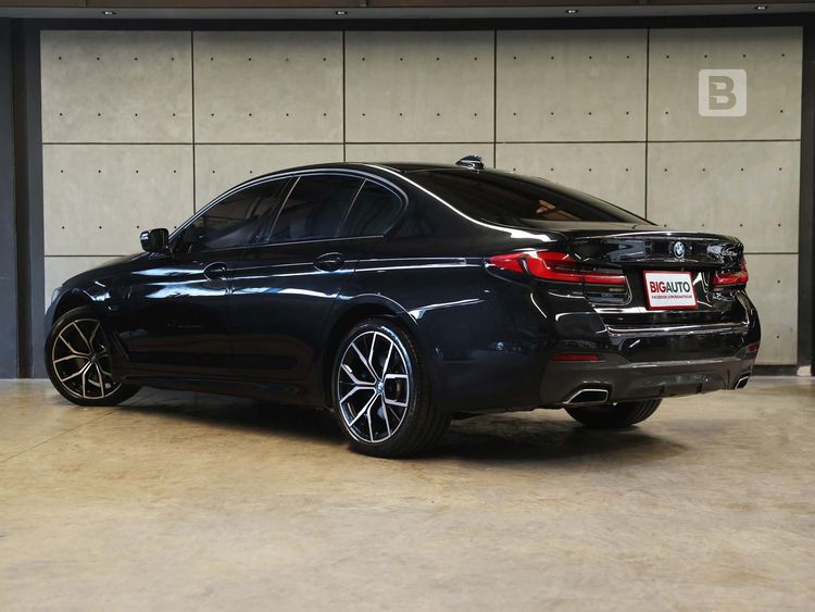 BMW Series 5 2022 530e Sedan ปลั๊กอินไฮบริด (PHEV) ไม่ติดแก๊ส เกียร์อัตโนมัติ ดำ รูปที่ 4
