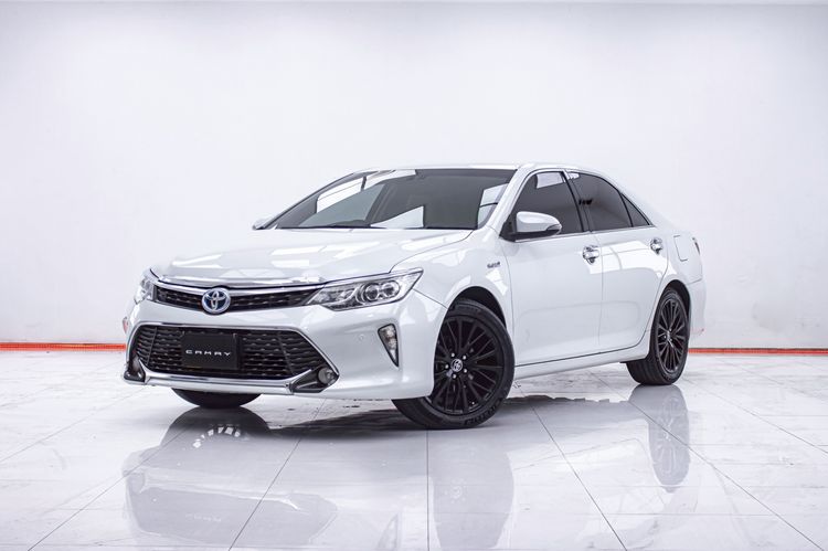 รถ Toyota Camry 2.5 HV สี ขาว