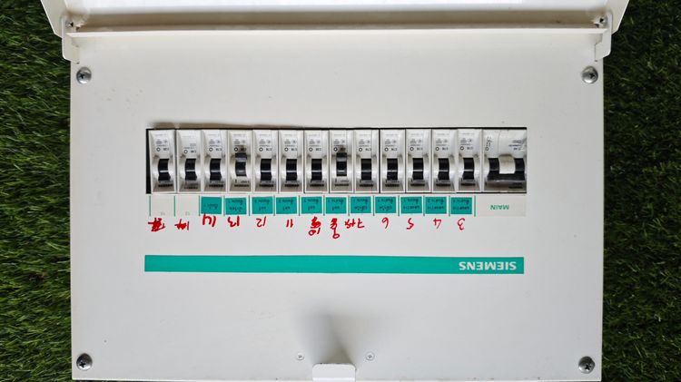 อุปกรณ์วงจรไฟฟ้าเเละอะไหล่ ขายตู้ไฟ SIEMENS พร้อมเบรกเกอร์ มือสอง