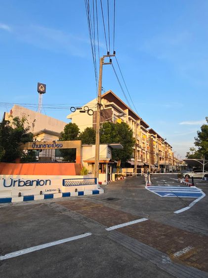 AP (Thailand) มีบางส่วน สร้างเสร็จก่อน 2010 ขายทาวน์โฮม ติดถนนใหญ่ ทำเลทองย่านนาคนิวาส โครงการบ้านกลางเมือง Urbanion ลาดพร้าว 71 (ตรงข้ามปั๊ม Shell) จังหวัดกรุงเทพมหานคร รูปที่ 2