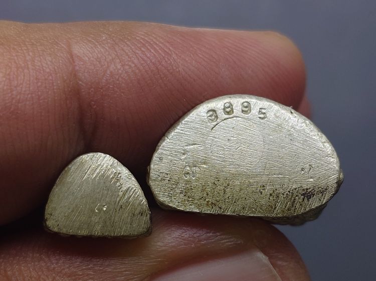 พระกริ่งหลวงพ่อทวด อาจารย์นอง วัดทรายขาว รุ่นสร้างวิหาร ปี2537 ชุดพิมพ์ใหญ่ - เล็ก เนื้อเงิน พร้อมกล่องเดิม รูปที่ 7