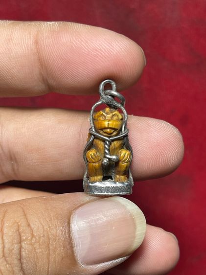 หนุมานเลี่ยมกระเช้าเก่า