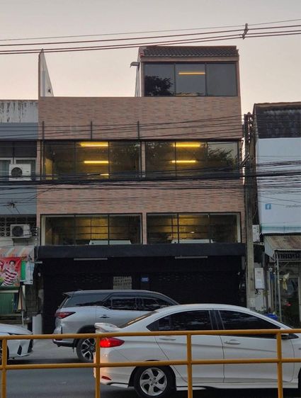 ใช่ ปล่อยเช่า อาคารพาณิชย์ 2 คูหา 3 ชั้นครึ่ง