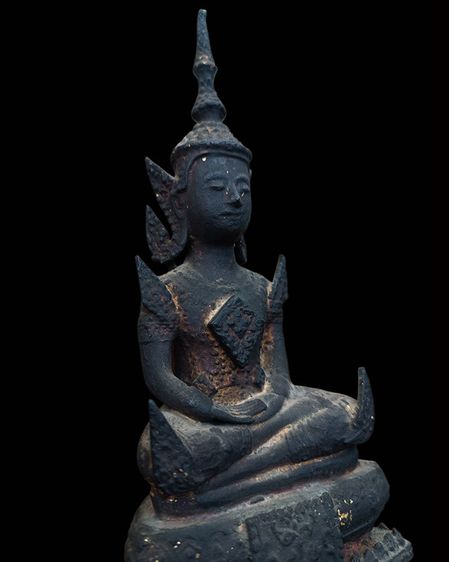 พระพุทธรูปบูชาสมัยรัตนโกสินทร์ นั่งทรงเครื่องปางสมาธิ เนื้อโลหะผสมลงรักปิดทอง ก้นดินไทย หน้าตักเกือบ 3 นิ้ว ฐานเกือบ 5 นิ้ว สูง 8 นิ้ว สร้าง รูปที่ 3