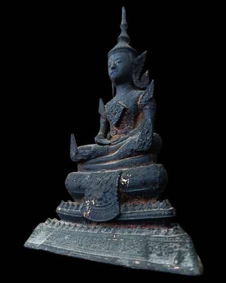 พระพุทธรูปบูชาสมัยรัตนโกสินทร์ นั่งทรงเครื่องปางสมาธิ เนื้อโลหะผสมลงรักปิดทอง ก้นดินไทย หน้าตักเกือบ 3 นิ้ว ฐานเกือบ 5 นิ้ว สูง 8 นิ้ว สร้าง รูปที่ 2