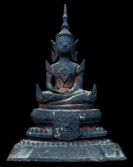 พระพุทธรูปบูชาสมัยรัตนโกสินทร์ นั่งทรงเครื่องปางสมาธิ เนื้อโลหะผสมลงรักปิดทอง ก้นดินไทย หน้าตักเกือบ 3 นิ้ว ฐานเกือบ 5 นิ้ว สูง 8 นิ้ว สร้าง