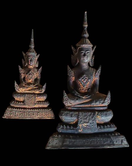 พร้อมกัน 2 องค์ พระพุทธรูปบูชาสมัยรัตนโกสินทร์ นั่งทรงเครื่องปางสมาธิ เนื้อโลหะผสมลงรักปิดทอง ก้นดินไทย สร้างปี พ.ศ. 2325-2500 สภาพสวยมากผิว