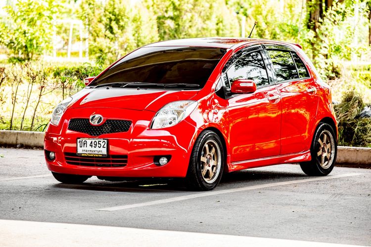 รถ Toyota Yaris 1.5 E สี แดง