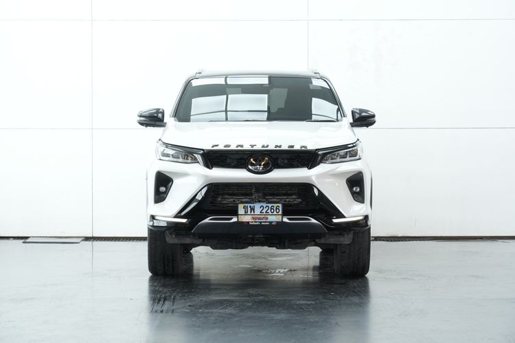 Toyota Fortuner 2023 2.4 Legender Black Top Utility-car ดีเซล ไม่ติดแก๊ส เกียร์อัตโนมัติ ขาว รูปที่ 3