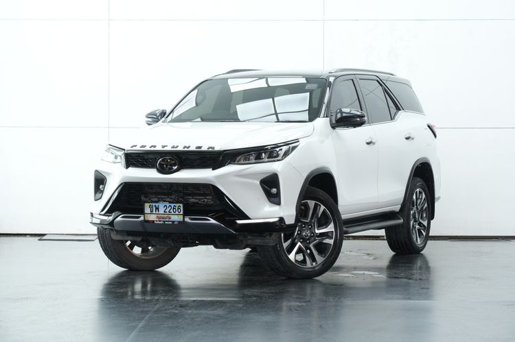 รถ Toyota Fortuner 2.4 Legender Black Top สี ขาว