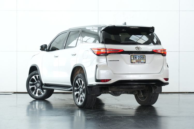 Toyota Fortuner 2023 2.4 Legender Black Top Utility-car ดีเซล ไม่ติดแก๊ส เกียร์อัตโนมัติ ขาว รูปที่ 4