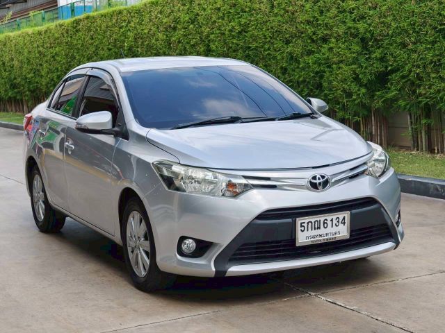 รถ Toyota Vios 1.5 E สี บรอนซ์เงิน