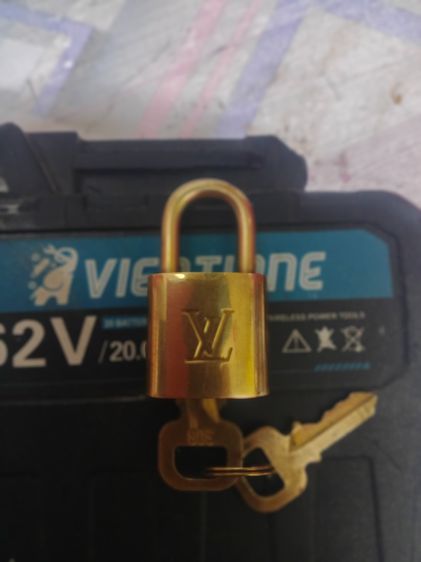 Louis vuitton กุญเเจทองเหลืองเเท้ รูปที่ 3