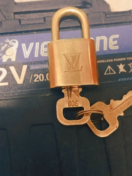 Louis vuitton กุญเเจทองเหลืองเเท้ รูปที่ 4