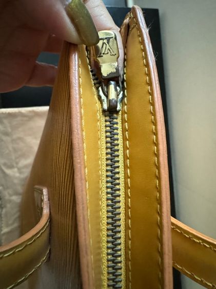 กระเป๋า Louis Vuitton Vintage Epi พัดสีเหลือง รูปที่ 4