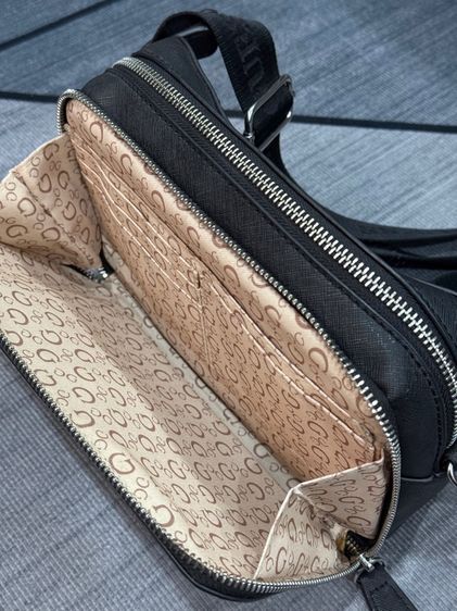 กระเป๋า Crossbody Guess สีดำ รูปที่ 6