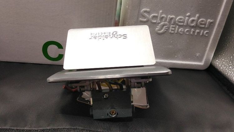 เต้ารับฝังพื้น SCHNEIDER E227F-ABE อะลูมิเนียม พร้อมกล่องฝัง ไม่รวมอุปกรณ์ภายใน

 รูปที่ 3