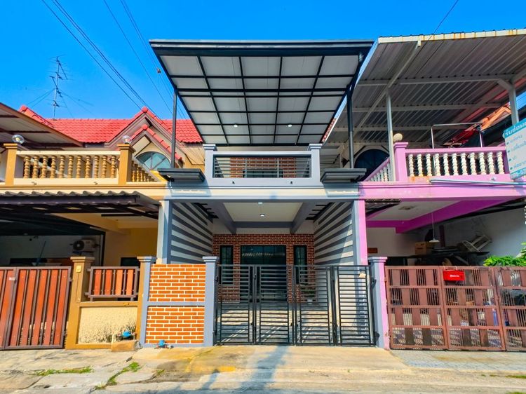 มีบางส่วน ขาย ทาวน์เฮ้าส์ 2 ชั้น หมู่บ้านเพชรไพลิน   2 ห้องนอน 2 ห้องน้ำ พื้นที่ 19 ตร.วา  รีโนเวทใหม่พร้อมเข้าอยู่