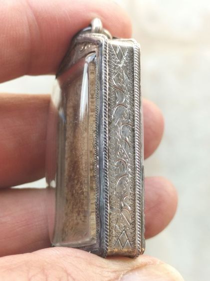 สมเด็จวัดระฆังพิมพ์เจดีย์เนื้อกระยาสารทสวยๆเก่าๆเลี่ยมเงินสวยๆ รูปที่ 4