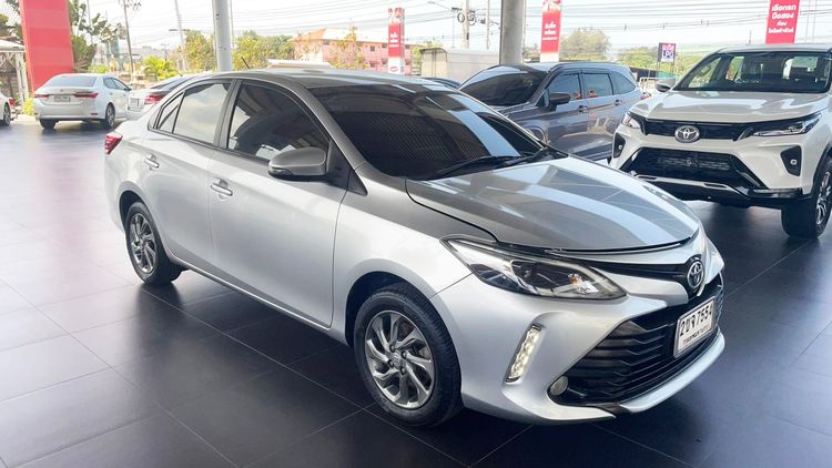 รถ Toyota Vios 1.5 Mid สี เทา