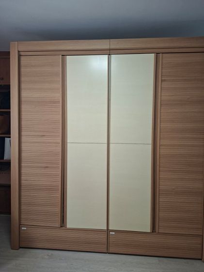 ตู้เสื้อผ้า