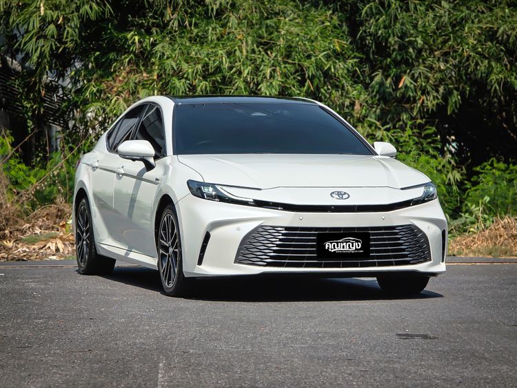 รถ Toyota Camry 2.5 HEV Premium Luxury สี ขาว