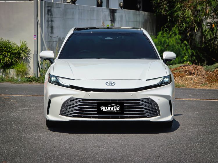 Toyota Camry 2025 2.5 HEV Premium Luxury Sedan ไฮบริด ไม่ติดแก๊ส เกียร์อัตโนมัติ ขาว รูปที่ 3