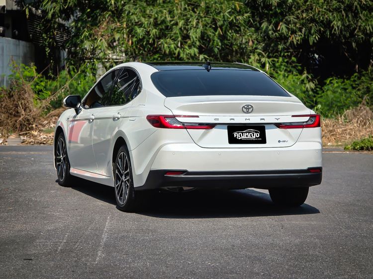 Toyota Camry 2025 2.5 HEV Premium Luxury Sedan ไฮบริด ไม่ติดแก๊ส เกียร์อัตโนมัติ ขาว รูปที่ 2