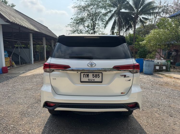 Toyota Fortuner 2016 2.8 V TRD Sportivo Black Top 4WD Utility-car ดีเซล ไม่ติดแก๊ส เกียร์อัตโนมัติ ขาว รูปที่ 4