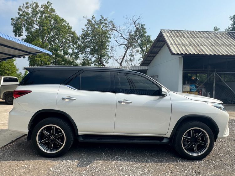 Toyota Fortuner 2016 2.8 V TRD Sportivo Black Top 4WD Utility-car ดีเซล ไม่ติดแก๊ส เกียร์อัตโนมัติ ขาว รูปที่ 2