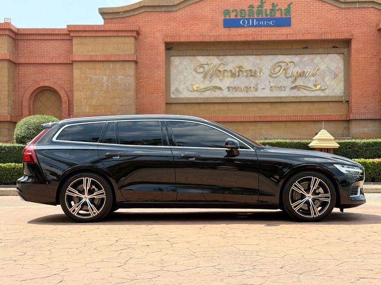 Volvo V60 2022 2.0 T8 Inscription 4WD Sedan ปลั๊กอินไฮบริด (PHEV) เกียร์อัตโนมัติ ดำ รูปที่ 3