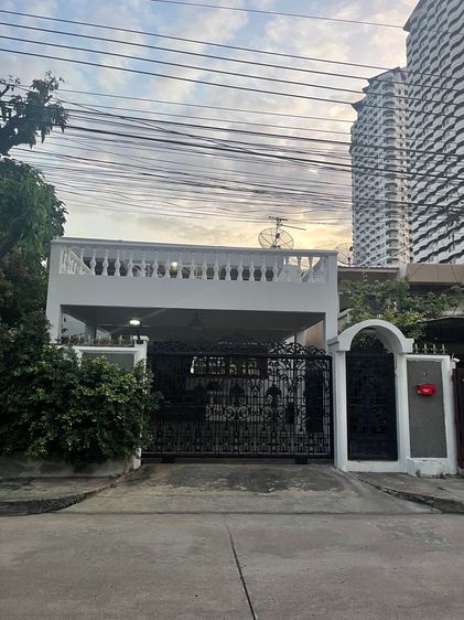 มีบางส่วน ขายบ้านเดี่ยว 2 ชั้น รีโนเวทใหม่ ซอย Airport Link หัวหมาก ติดคลอง บรรยากาศดี