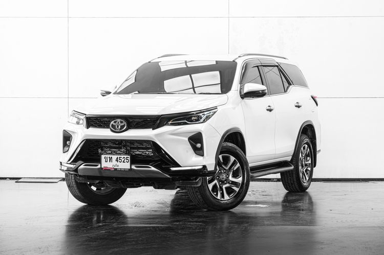 รถ Toyota Fortuner 2.4 Leader V สี ขาว