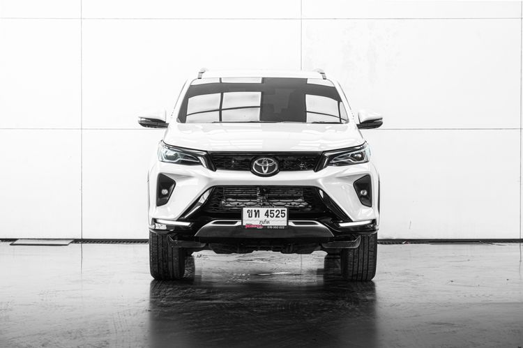 Toyota Fortuner 2023 2.4 Leader V Utility-car ดีเซล ไม่ติดแก๊ส เกียร์อัตโนมัติ ขาว รูปที่ 3